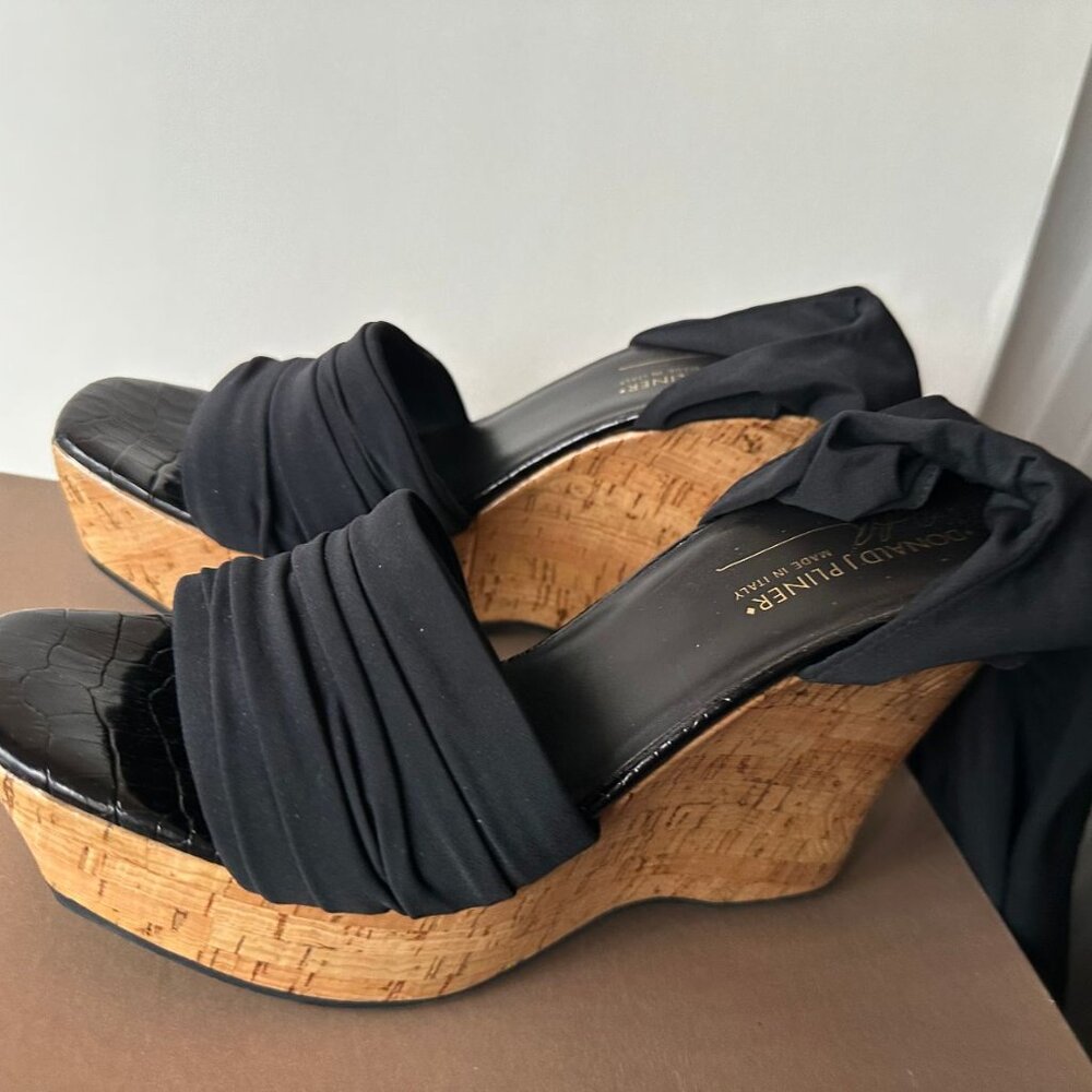 DONALD J. PLINER CREPE ELASTIC WEDGES SANDALS SIZE 8 WORN TWICE